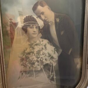 antique-bubble-glass-picture-frame-with-beautiful-wedding-photo