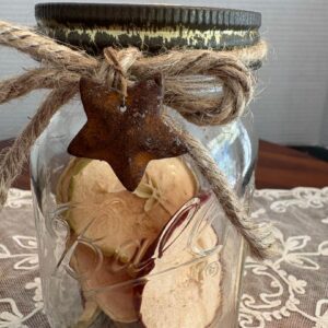 homemade-pint-mason-jar-with-apple-and-cinnamon-potpourri